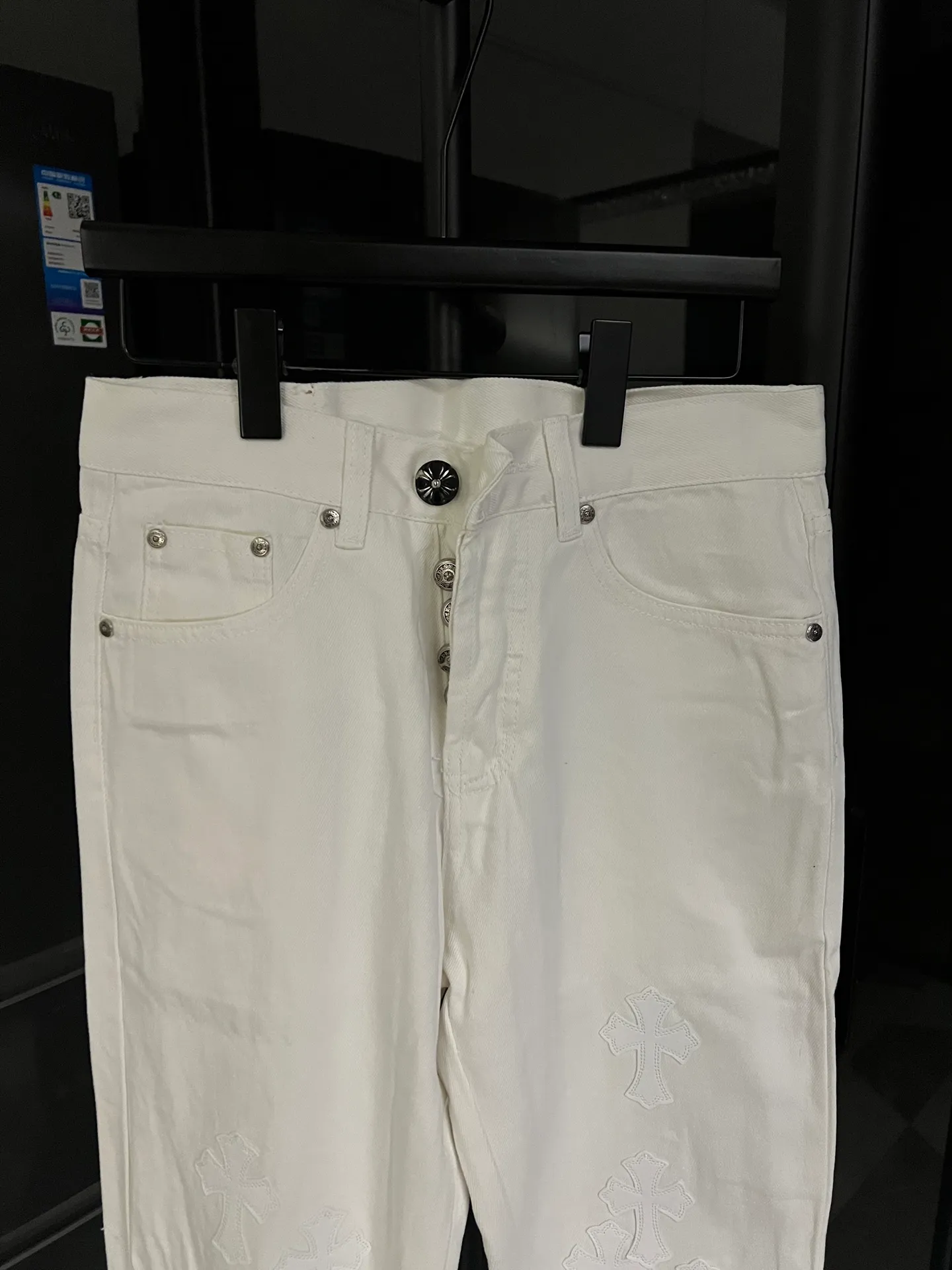 P270 [Next day] Chrome Hearts/Chrome Hearts 25FW CH top denim large cross leather jeans (white) Chrome Hearts is the most popular color pants. Made of beaded canvas fabric, heavy washing makes the upper body of the fabric more textured and the pants are tall and straight! The three-dimensional cutting of the whole trousers is a masterpiece! The hardware is customized by zp. The beaded canvas fabric is thick and soft after being washed. It has good breathability. Customized small leather label. Unique design. The details are in place, simple and elegant, and the workmanship is exquisite. The whole trousers are neatly routed and the details are in place. Look for the correct version. Size: 28 30 32 34 (corresponding to s-xl) Detailed size can be found in Figure 9